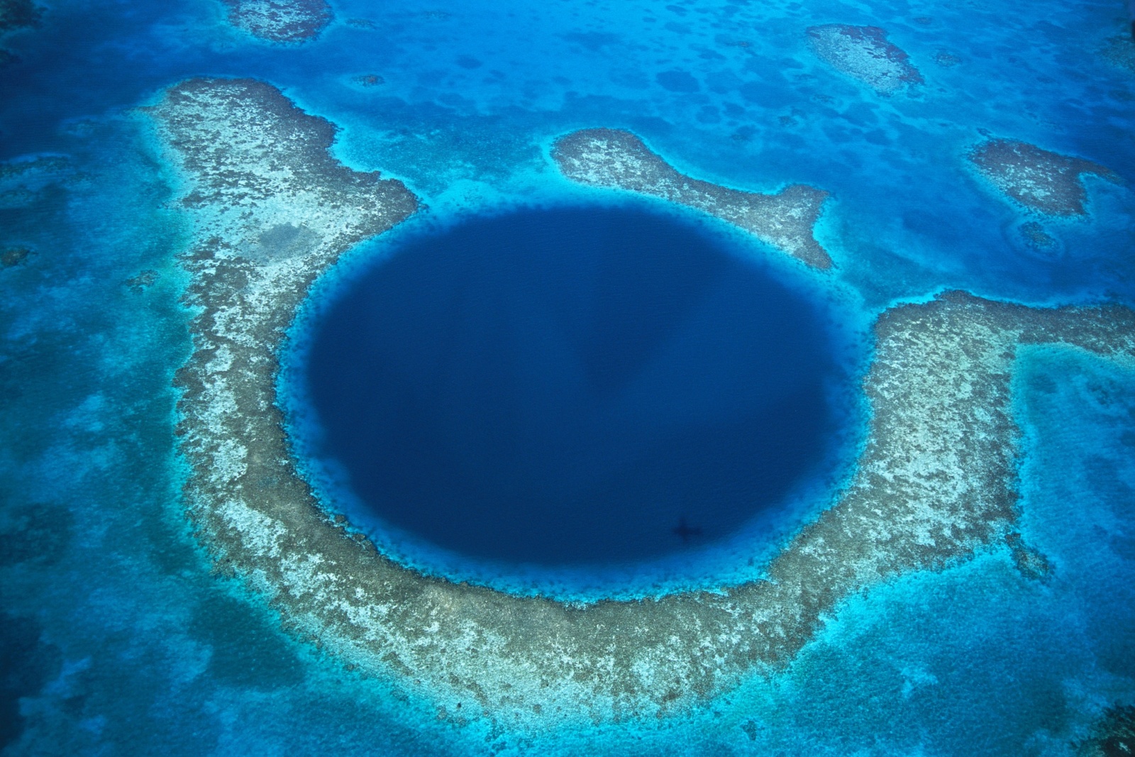 Great Blue Hole - The biggest blue eye ever - SuperBelize